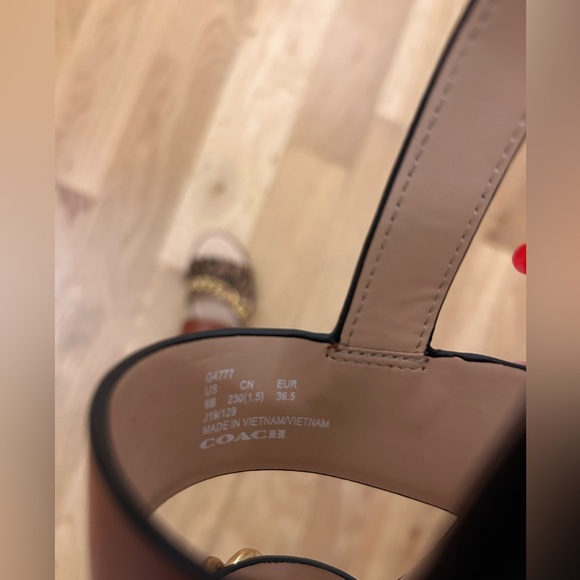 Coach Heather leather sandals, size 6. Like new condition - Picture 6 of 11